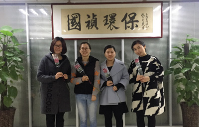 春臨江淮三月天，姹紫嫣紅映紅顏